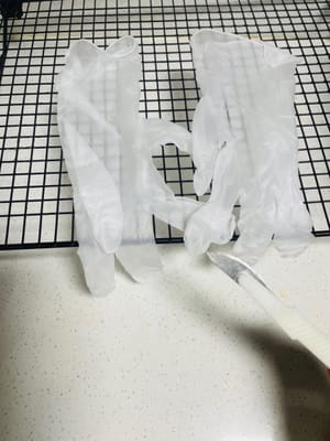 工具準備:準備好晾網、手套、麵包切割刀,因烘焙鹼有弱腐蝕性,全程戴手套,焗盤鋪油布/油紙保護 。