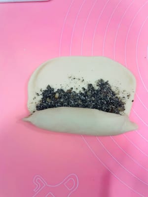 塑形捲製:取麵劑擀成上大下小的形狀,在窄邊抹餡,從窄邊開始卷,邊捲邊收緊兩邊防露餡。