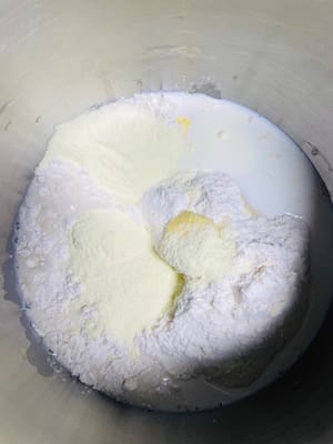 麵團攪拌:將麵團材料放入麵包桶,攪拌至八成膜狀態。關鍵在於控制出面溫,別超28°C,夏天用冰水、冬天用溫水嚟調節 。