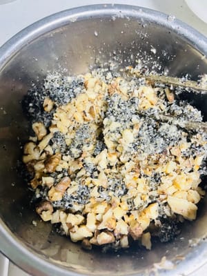 夾心餡製作:把夾心餡所需材料全部混合攪拌,確保均勻,放一旁備用 。如果不需要做黑芝麻夾心餡的請忽略這一步。