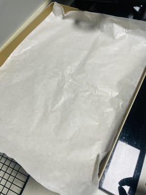 Preparación de los utensilios: Prepare una red de secado, guantes y un cortador de pan. Dado que el álcali para hornear es poco corrosivo, use guantes durante todo el proceso y cubra la bandeja con papel encerado para protegerla.
