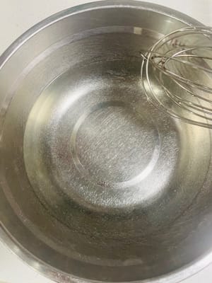 Para congelar el pan, prepare 1000 ml de agua tibia, agregue 40 gramos de bicarbonato, revuelva bien y reserve.