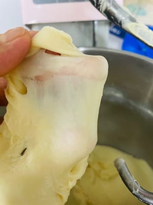 Mezclar la masa: Colocar los ingredientes en un molde para pan y mezclar hasta que la masa esté formada aproximadamente al 80 %. La clave está en controlar la temperatura de la masa, sin superar nunca los 28 °C. Usar agua helada en verano y agua tibia en invierno.