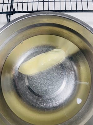 泡鹼水:麵包胚每面泡鹼水30秒,撈起放置1分鐘 。
這一步我補了做南瓜鹼水麵包的圖片,因為忘了拍圖片