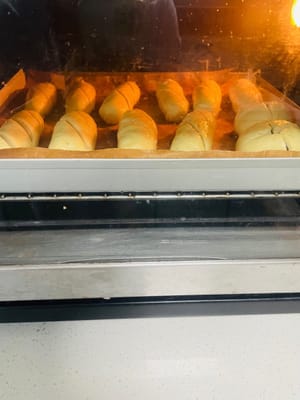 Horneado: Use un cortador de pan para cortar rápidamente dos cortes diagonales en la masa de pan remojada (un corte un poco más profundo hará que la grieta se vea mejor y más hermosa) y colóquelo en el horno inmediatamente dentro de 1 minuto, de lo contrario, el pan burbujeará y tendrá arrugas que afectarán su apariencia.