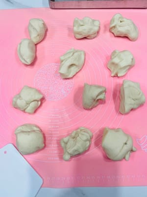 分劑:把麵團分成80克左右的麵劑子,滾圓後,可常溫鬆弛5分鐘,或者放雪櫃冷藏層鬆弛30分鐘 - 2小時 。