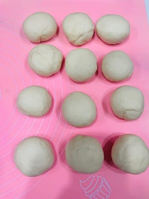 Divida la masa en trozos de 80 g, forme bolas y déjelas reposar a temperatura ambiente durante 5 minutos o en el refrigerador durante 30 minutos a 2 horas.
