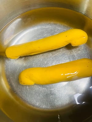 泡鹼水:麵包胚每面泡鹼水30秒,撈起放置1分鐘 。
這一步我補了做南瓜鹼水麵包的圖片,因為忘了拍圖片