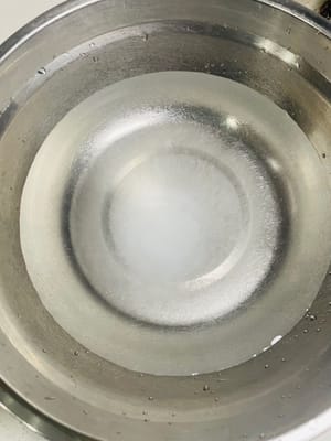 鹼水調配:冷凍麵包時,備1000毫升溫水,加40克烘焙鹼,攪拌備用 。