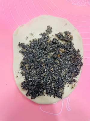 塑形捲製:取麵劑擀成上大下小的形狀,在窄邊抹餡,從窄邊開始卷,邊捲邊收緊兩邊防露餡。