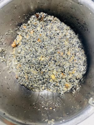 Combine todos los ingredientes y revuelva hasta que estén bien integrados. Reserve. Si no necesita relleno de sésamo negro, omita este paso.