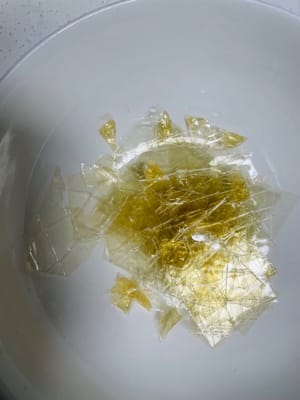 处理吉利丁片：取15g吉利丁片，剪成小片，用冷水浸泡至变软，期间可换一次水，确保充分泡软。