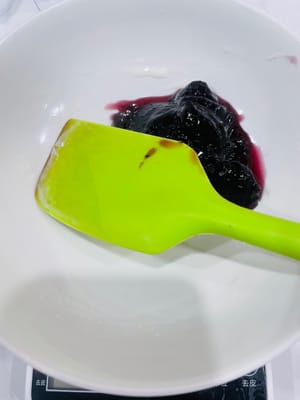 融入蓝莓酱的操作步骤：
1.取干净碗，放入蓝莓酱。
2.若想做分层效果：取一半慕斯糊倒入蓝莓酱中，搅拌均匀后，先装入杯中至半杯量，放入冰箱冷冻1小时；取出后，倒入剩余的酸奶慕斯糊，盖好盖子，继续冷藏。
3.若不想分层：将全部慕斯糊倒入蓝莓酱中，充分搅拌均匀，直接装杯后放入冰箱冷藏即可。