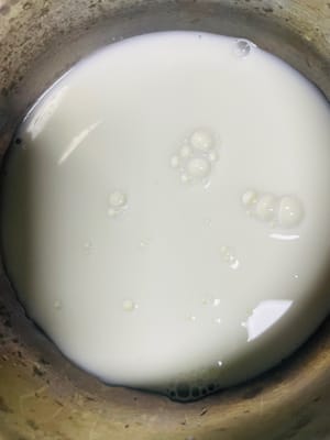 融吉利丁牛奶液：小奶锅倒适量牛奶，小火加热到六七十度（边缘微冒泡，别沸腾），关火。泡软的吉利丁片挤干水，放进热牛奶，搅拌至完全融化，放一旁晾凉。