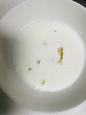 Pour appropriate amount of milk into a small milk pot, heat to 60-70 degrees on low heat (slightly bubble around the edge, don't boil), turn off the heat. Squeeze out the water from the softened gelatin sheets, add hot milk, stir until completely melted, and set aside to cool.