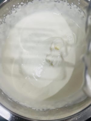 Pour sugar and whipping cream into a clean bowl, place the bowl on an ice water bath, and beat with an electric whisk at low speed until the cream is 50% to 60% fluffy, semi-fluid like yogurt, with slight texture.