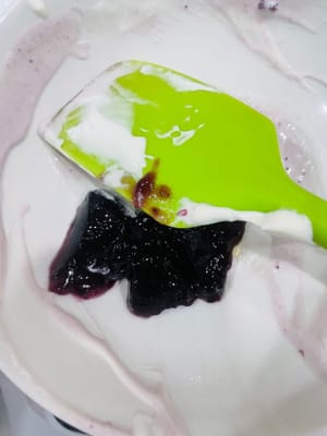 Operation steps for blending blueberry jam:
1. Take a clean bowl and put in the blueberry jam.
2. If you want to make a layered effect: pour half of the mousse paste into the blueberry jam, stir evenly, first fill it into a cup to half a cup, put it in the refrigerator and freeze for 1 hour; after taking it out, pour the remaining yogurt mousse paste, cover the lid, and continue to refrigerate.
3. If you don’t want to layer: pour all the mousse paste into the blueberry jam, stir it evenly, put it directly into the cup and put it in the refrigerator.