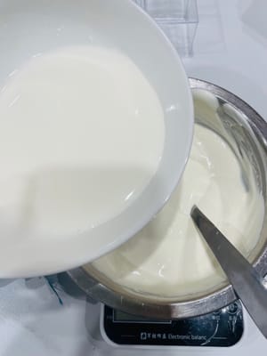 Add yogurt to the whipped cream and stir with a silicone spatula. Then pour in the gelatin milk liquid that has cooled to room temperature and continue to stir until the ingredients blend into a smooth mousse paste.