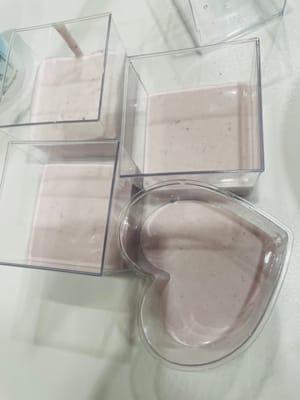 Pour the mousse paste into your favorite mold (silicone mold, loose bottom mold, etc.), shake the mold to eliminate bubbles. Put it in the refrigerator for more than 4 hours. After it is completely solidified, you can enjoy the sweet and sour mousse.