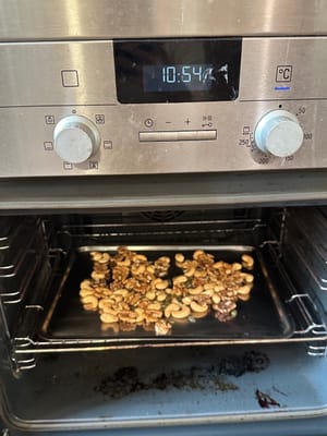 Comenzamos tostando los frutos secos variados en el horno a 170 °C durante unos 8 minutos.