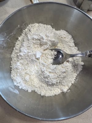 En un tazón limpio, mezcle las harinas, el bicarbonato y el polvo para hornear. Reserve para más tarde.