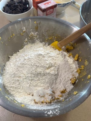 Luego, tamiza el recipiente con los ingredientes secos en la masa de mantequilla.