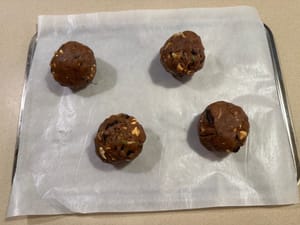 Una vez que la masa de galletas esté firme y esté lista, transfiérala a una bandeja para hornear. Recuerde dejar suficiente espacio entre ellas a medida que crecen.