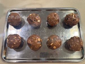 Después de eso, enrolle la masa en 8 masas pequeñas iguales (cada una de mis masas pesa aproximadamente 137 g)