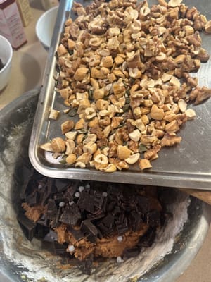 Luego agregue chispas de chocolate y nueces según corresponda.