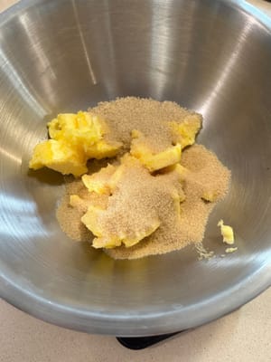 Agregue tanto azúcar blanco como moreno.