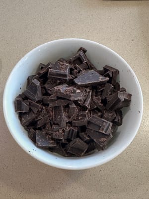 Asimismo, picar la barra de chocolate en trozos grandes y reservar.