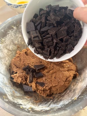 Luego agregue chispas de chocolate y nueces según corresponda.