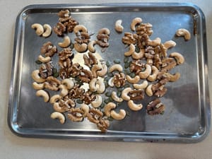 Comenzamos tostando los frutos secos variados en el horno a 170 °C durante unos 8 minutos.