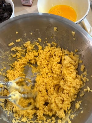 Agregue 100 g de huevo batido 2 o 3 veces. Asegúrese de integrar bien el huevo batido en la masa antes de añadir más. No lo vierta todo de golpe.