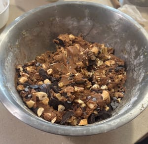 Después de eso, enrolle la masa en 8 masas pequeñas iguales (cada una de mis masas pesa aproximadamente 137 g)