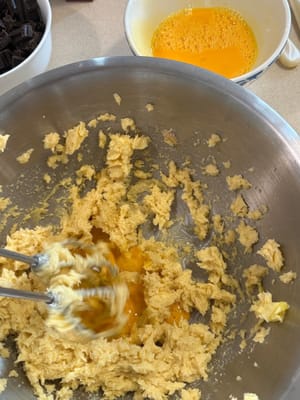 Agregue 100 g de huevo batido 2 o 3 veces. Asegúrese de integrar bien el huevo batido en la masa antes de añadir más. No lo vierta todo de golpe.