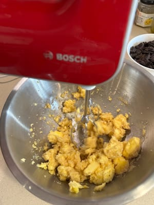 Y use una batidora eléctrica y mezcle la mantequilla y el azúcar juntos.