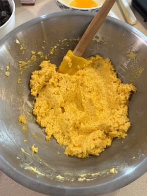 Una vez que se hayan agregado todos los huevos, deberías ver una consistencia como esta