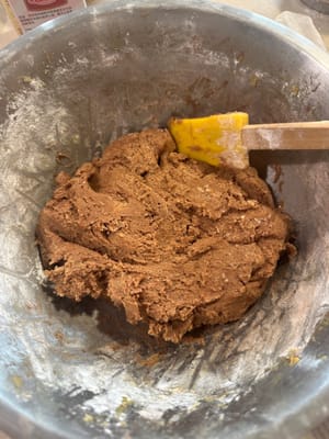 Mezclar bien hasta formar una masa. NO amasar ni mezclar demasiado.