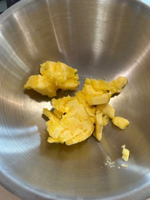 En un tazón grande, agregue la mantequilla ablandada (para probar si la mantequilla está lo suficientemente suave, si puede presionar un dedo sobre la mantequilla muy fácilmente, entonces está lista)