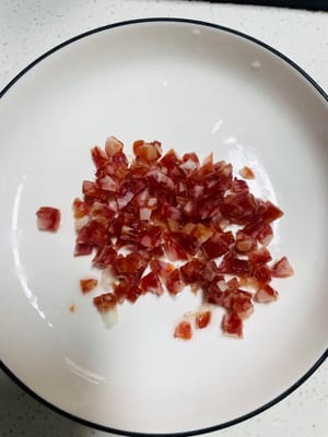 臘腸切成小丁(越小越入味)