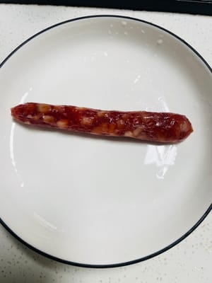 Cortar la salchicha en cubos pequeños (cuanto más pequeños sean los cubos, más sabrosos serán).