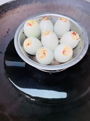 Coloque los huevos salados rellenos en una vaporera y cocínelos durante 40 minutos después de que el agua hierva. El arroz glutinoso debe estar bien cocido para que quede suave y pegajoso. 40 minutos son suficientes para que esté completamente cocido y el arroz glutinoso quede masticable, sabroso y no pastoso.