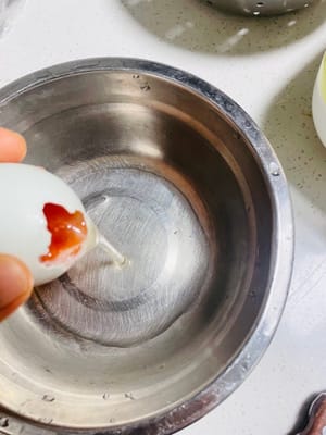 Lave bien los huevos crudos con sal. Golpee suavemente una pequeña abertura en el extremo más grande y retire la cáscara con cuidado (¡cuidado de no romper la membrana!). Vierta las claras con sal y reserve. (Ver video)