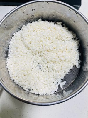 泡糯米:
糯米提前泡24小時,泡到一捏就碎的程度。泡透的糯米蒸出嚟才軟黏不夾生,口感更糯。