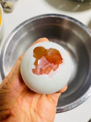 Lave bien los huevos crudos con sal. Golpee suavemente una pequeña abertura en el extremo más grande y retire la cáscara con cuidado (¡cuidado de no romper la membrana!). Vierta las claras con sal y reserve. (Ver video)