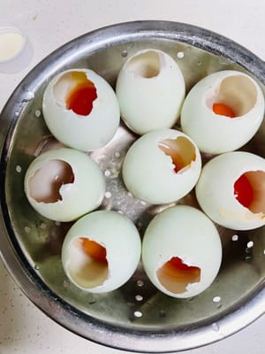 生鹹蛋洗乾淨,在大的那一頭輕輕敲個小口,小心剝掉蛋殼(別把蛋膜弄破!),把鹹蛋白倒乾淨備用。 (看影片)