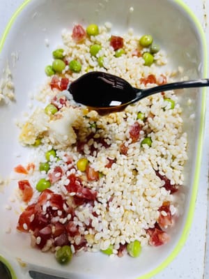 Escurra el arroz glutinoso remojado, añada salchicha china en cubos y guisantes, media cucharada de salsa de soja ligera, una cucharadita de salsa de ostras y una cucharadita de manteca de cerdo (la manteca sólida se puede derretir en el microondas durante 10 segundos) y mezcle bien. La manteca de cerdo le da al arroz glutinoso más jugosidad y aroma; ¡es el alma de la cocina cantonesa!