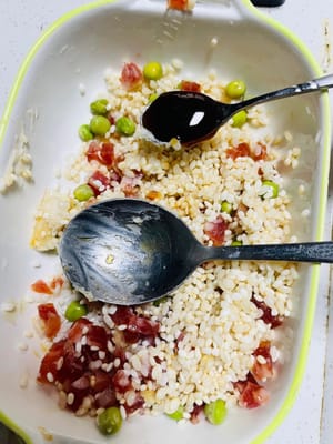 Escurra el arroz glutinoso remojado, añada salchicha china en cubos y guisantes, media cucharada de salsa de soja ligera, una cucharadita de salsa de ostras y una cucharadita de manteca de cerdo (la manteca sólida se puede derretir en el microondas durante 10 segundos) y mezcle bien. La manteca de cerdo le da al arroz glutinoso más jugosidad y aroma; ¡es el alma de la cocina cantonesa!