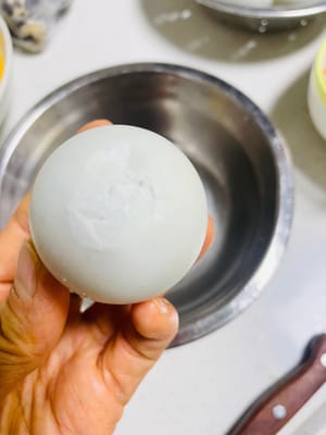 Lave bien los huevos crudos con sal. Golpee suavemente una pequeña abertura en el extremo más grande y retire la cáscara con cuidado (¡cuidado de no romper la membrana!). Vierta las claras con sal y reserve. (Ver video)